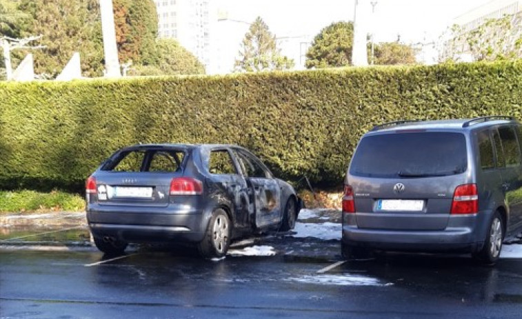 Arden dos coches en las inmediaciones del tanarorio de Caranza, en Ferrol