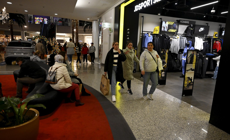 La apertura del comercio anima la afluencia a las grandes superficies de Ferrol y Narón en la tarde dominical