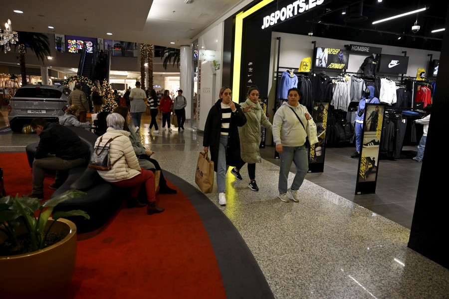 La apertura del comercio anima la afluencia a las grandes superficies de Ferrol y Narón en la tarde dominical