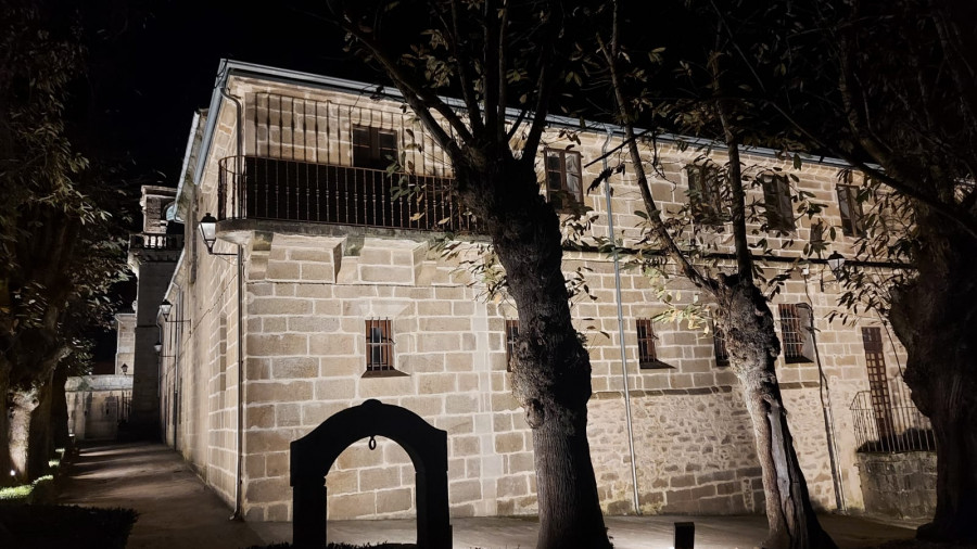 El Monasterio de Santa Catalina de Montefaro, en Ares, ya brilla en la noche