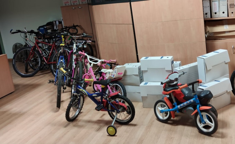 Bicicletas y patinetes que levantan sonrisas entre los más pequeños de Narón