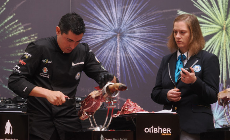 Diego Hernández bate su propio Récord Guinnes al cortar 11,5 kilos de jamón en una hora