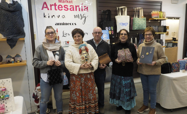 Cinco firmas de artesanía de Ferrolterra abren un mercado con sus propuestas navideñas
