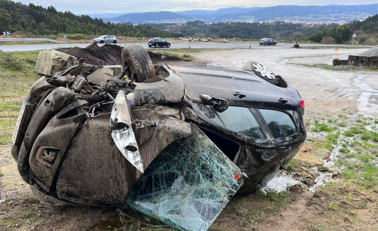 Localizan un vehículo volcado y abandonado en la cantera de la carretera de Covas