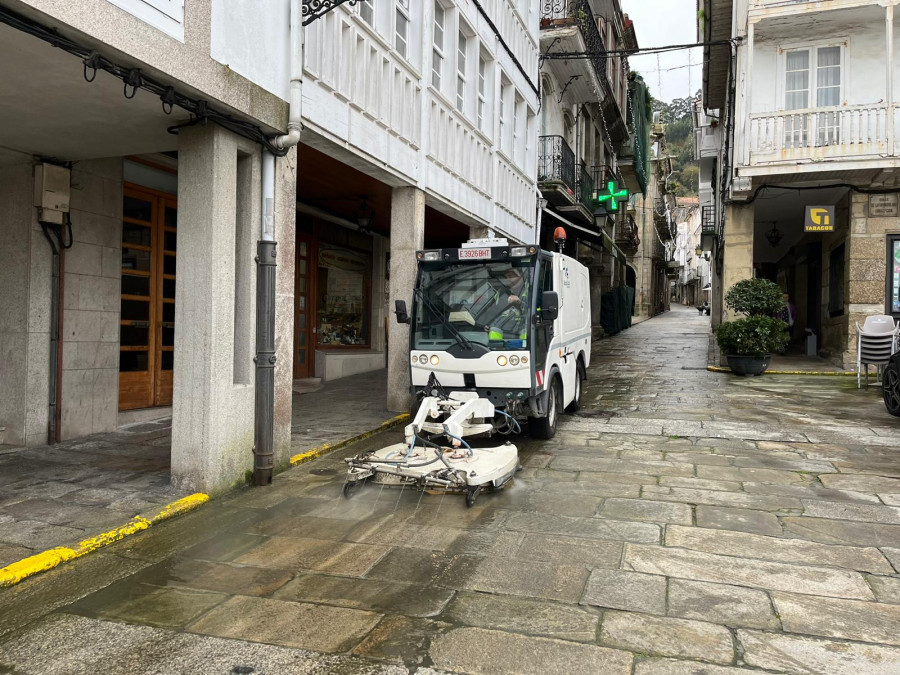 Pontedeume limpia las calles y plazas de su casco urbano