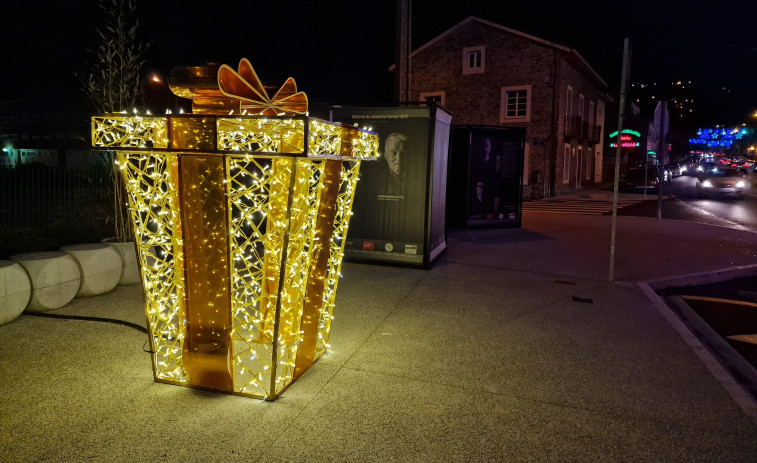 Las luces de Navidad llegan a Cabanas tras un cruce de acusaciones entre el PP y el BNG