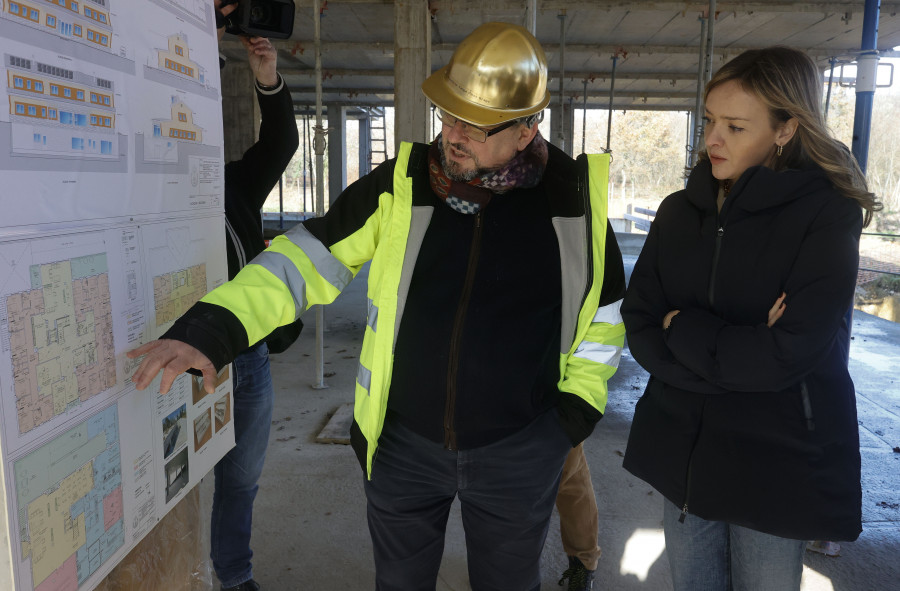 Fabiola García visita las obras de la residencia de la Asociación Salud Mental Ferrol, Eume y Ortegal