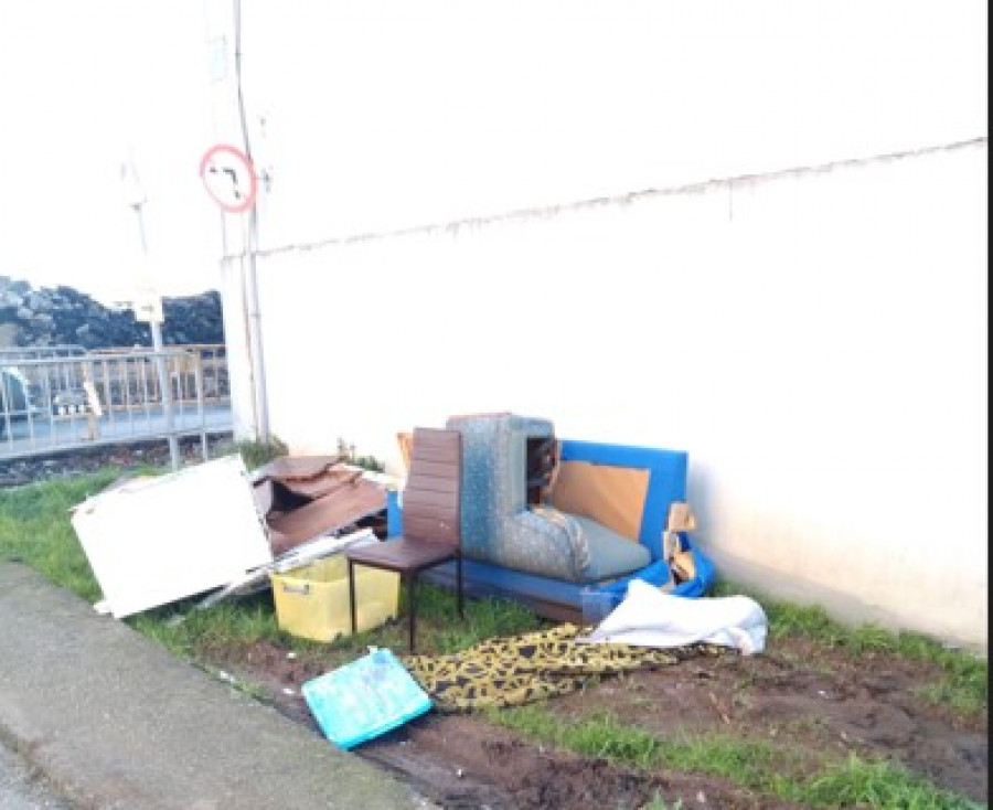 Malestar por la acumulación de enseres en las viviendas de Bazán, en el barrio ferrolano de Caranza