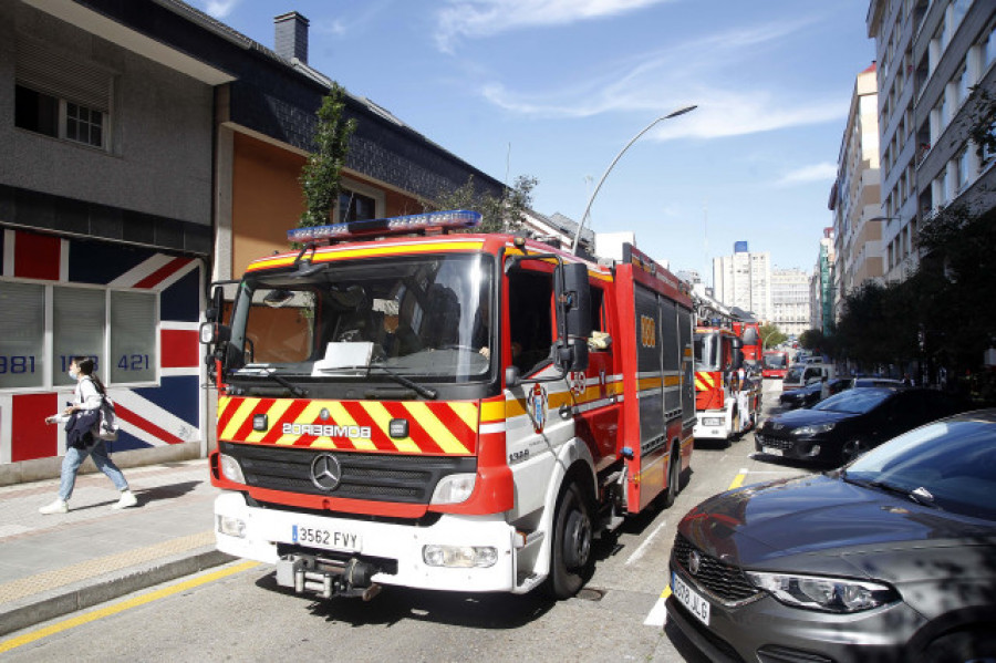 Un incendio urbano calcina por completo el bajo de un edificio en Valdoviño