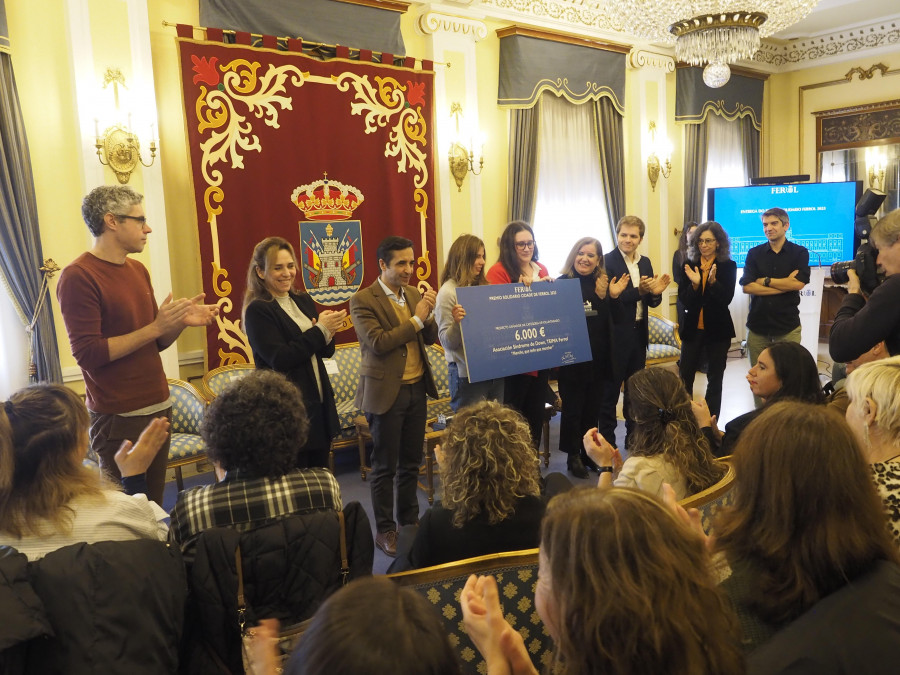 Las asociaciones Teima Ferrol y Djouma recibieron en el Concello de Ferrol el Premio Solidario