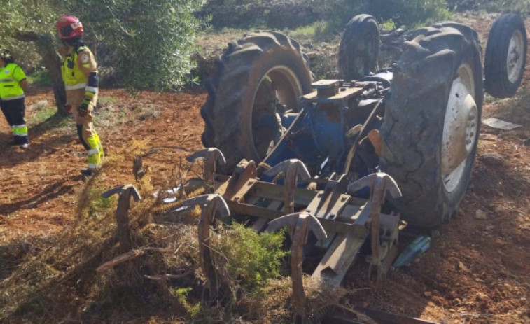 Muere una persona en Outes al volcar el tractor que conducía