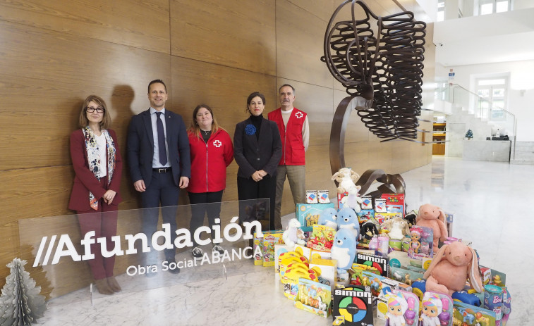 Entrega de juguetes nuevos a la Cruz Roja de Ferrol para su reparto