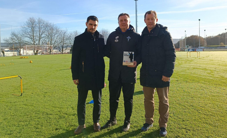 Cristóbal Parralo recibe el galardón como mejor entrenador de la Federación Galega