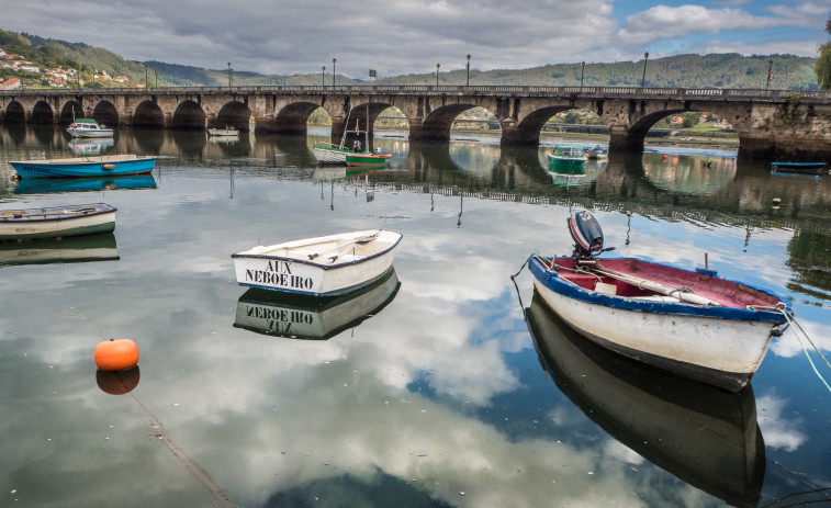 El puente de piedra de Pontedeume llega a todo el globo de la mano de Correos