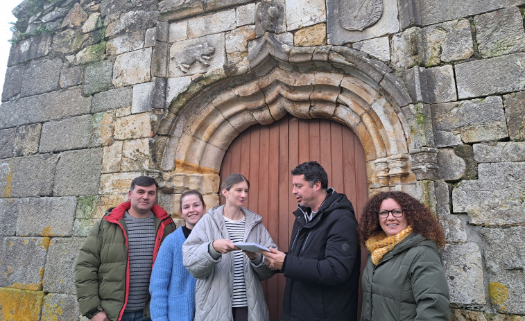 Recogida de firmas para la restauración de la capilla de Santa Margarita de O Val, en Narón