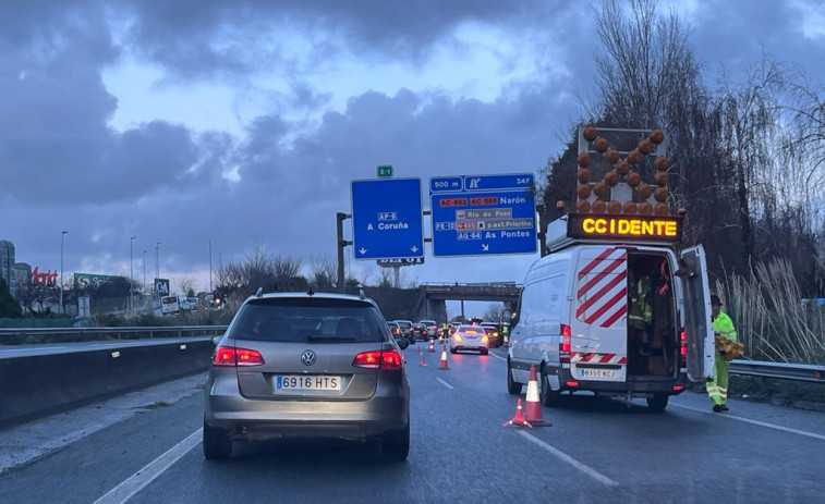 Un accidente en la AP-9 a su paso por Narón provoca importantes retenciones