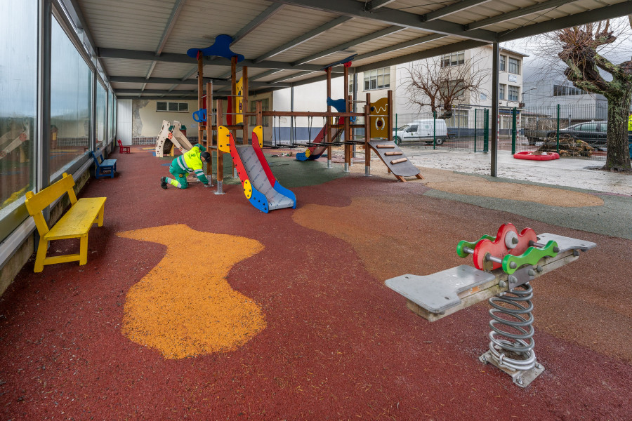 El patio cubierto del colegio de San Sadurniño ya cuenta con nuevos juegos infantiles