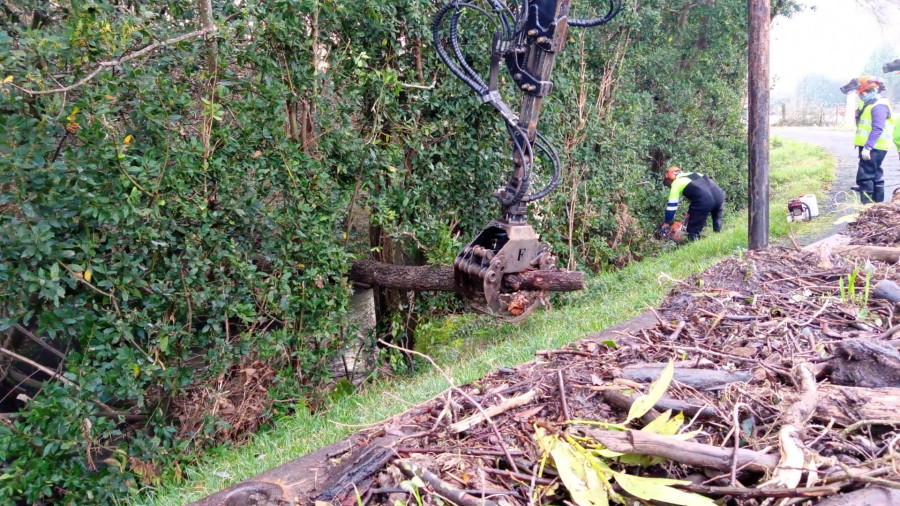 La Xunta inicia la limpieza de varios tramos del río Rego do Castro, en Narón