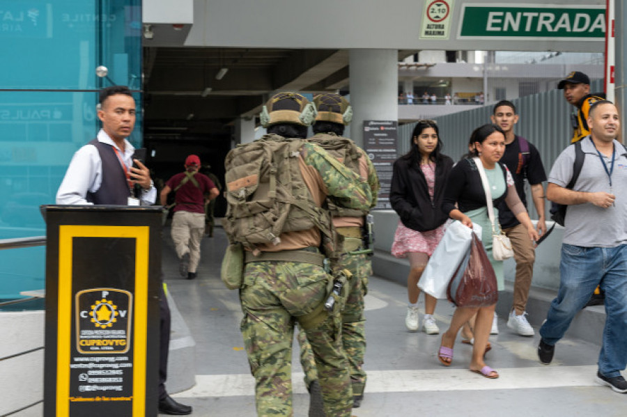 Ataques simultáneos y una crisis carcelaria sumen a Ecuador en una "guerra interna"