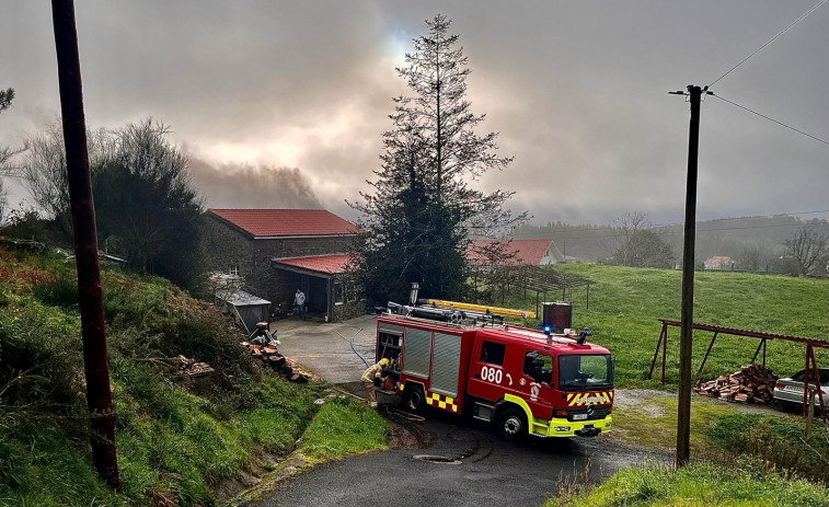 Arde un galpón en una vivienda de Valón, en Ferrol