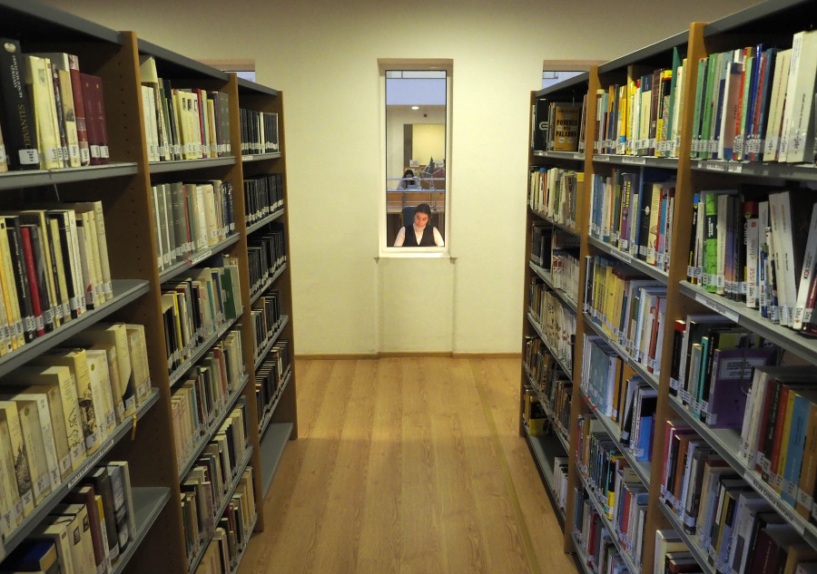 La biblioteca de Ferrol recuperará el horario continuado con cinco auxiliares más