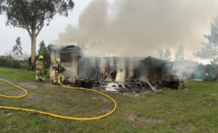 El fuego calcina la bodega de una vivienda en Narón