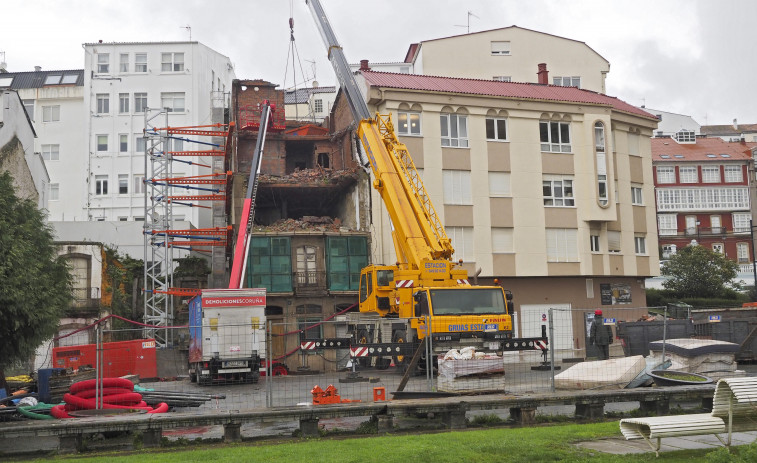 El Concello de Ferrol retoma la demolición del edificio en ruinas de San Francisco