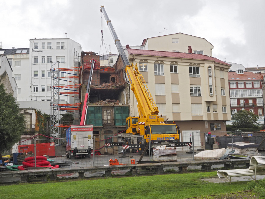 El Concello de Ferrol retoma la demolición del edificio en ruinas de San Francisco