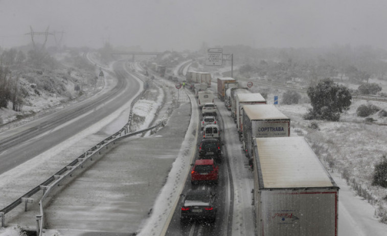 La borrasca Juan deja lluvias abundantes y cientos de conductores atrapados por la nieve