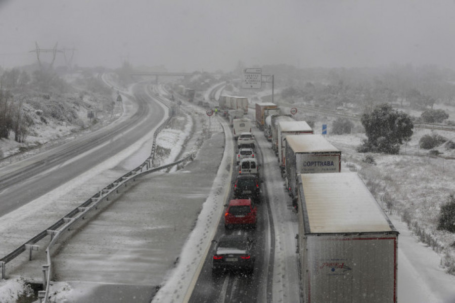La borrasca Juan deja lluvias abundantes y cientos de conductores atrapados por la nieve