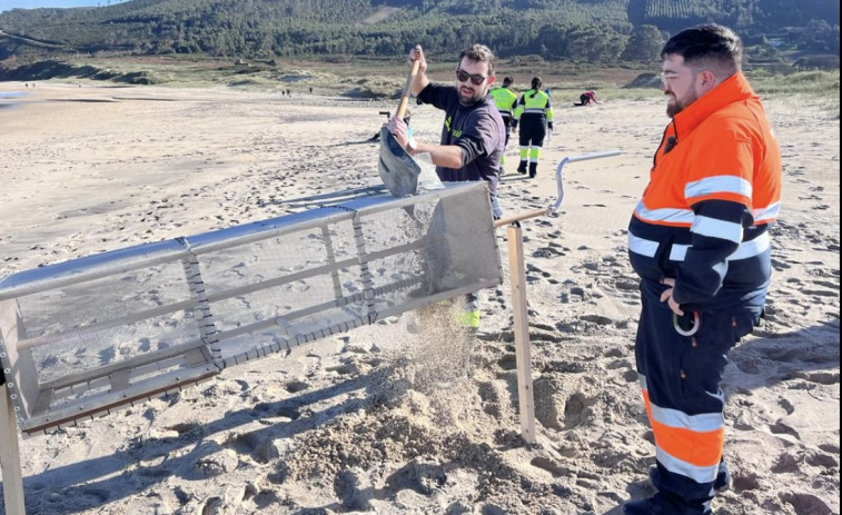 Guerra a los pellets en las playas de Ferrol