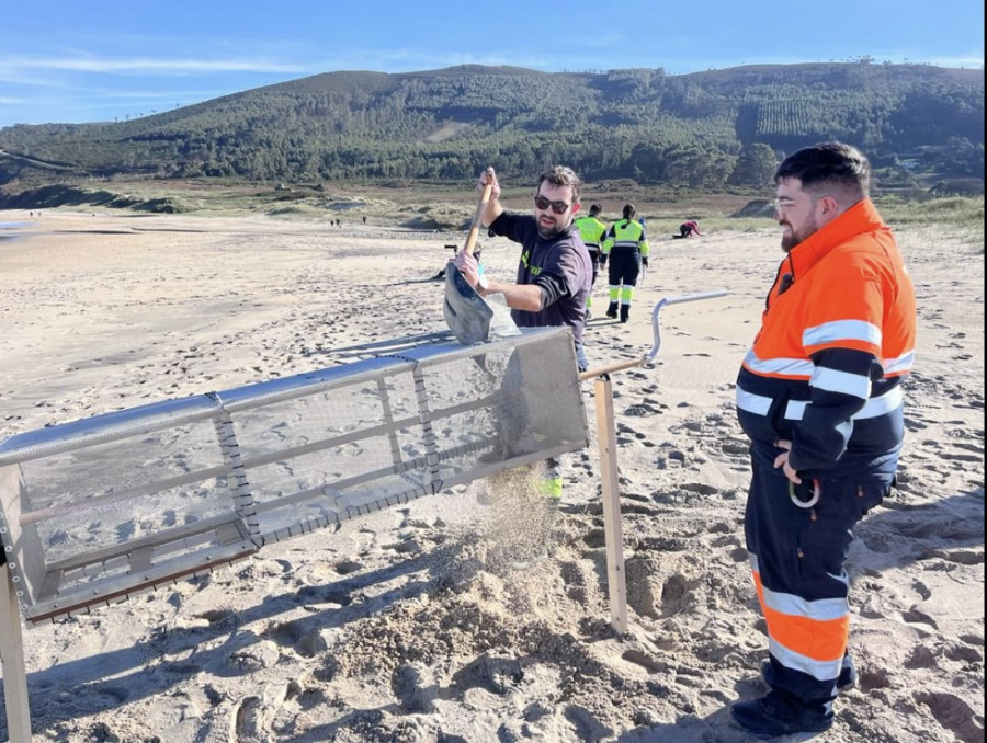 Guerra a los pellets en las playas de Ferrol