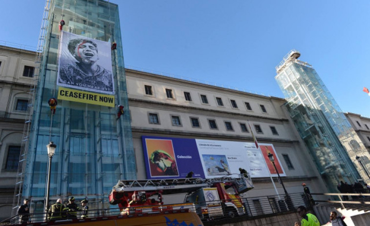 Activistas de Greenpeace escalan el Museo Reina Sofía para pedir alto el fuego en Gaza