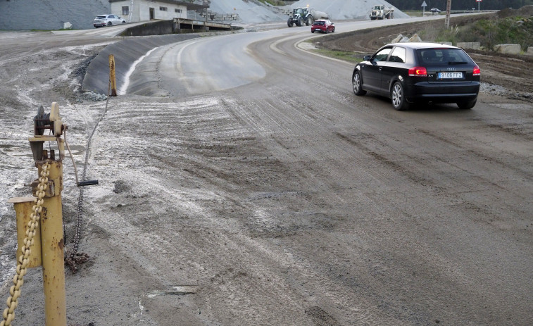 El Concello de Ferrol  insta a la cantera de Covas a mantener la carretera limpia y libre de los residuos