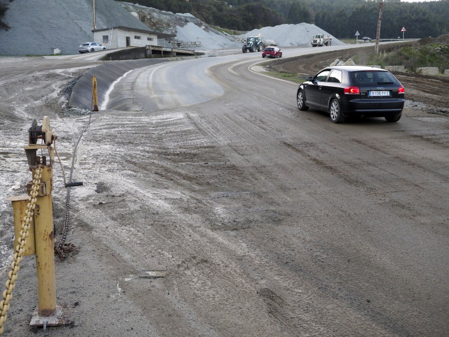 El Concello de Ferrol  insta a la cantera de Covas a mantener la carretera limpia y libre de los residuos