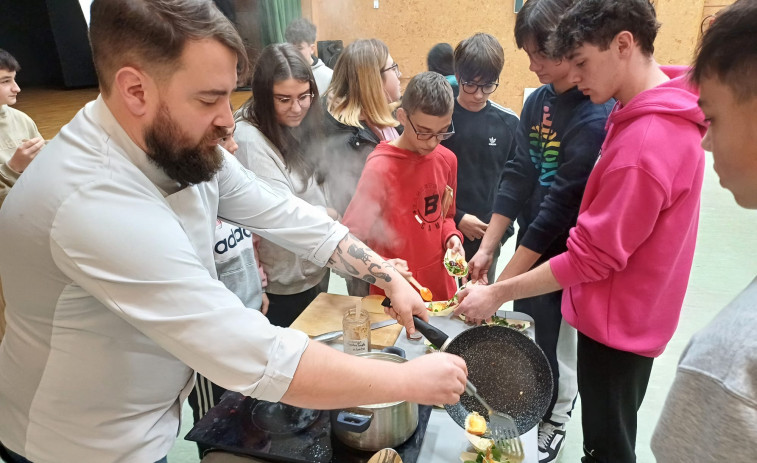 Estudiantes de San Sadurniño se ponen el delantal para elaborar tapas con producto local