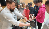 Estudiantes de San Sadurniño se ponen el delantal para elaborar tapas con producto local