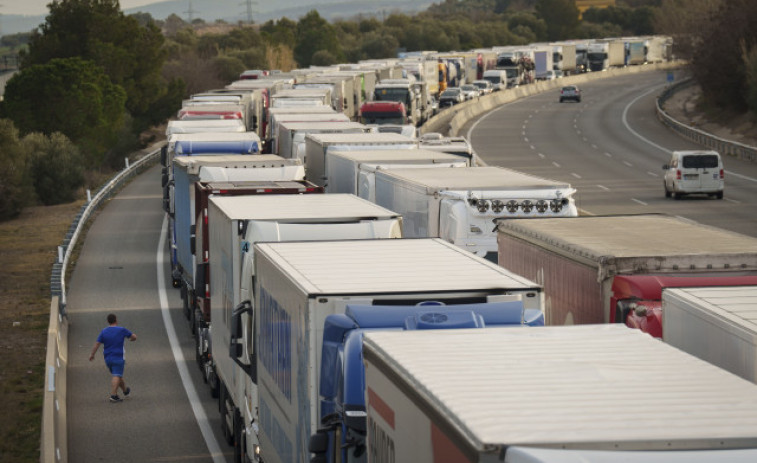 Decenas de camioneros españoles siguen bloqueados en la frontera con Francia