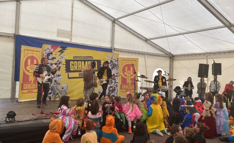La entidad vecinal Altea de Xuvia censura la falta de apoyo del Concello a su carnaval infantil