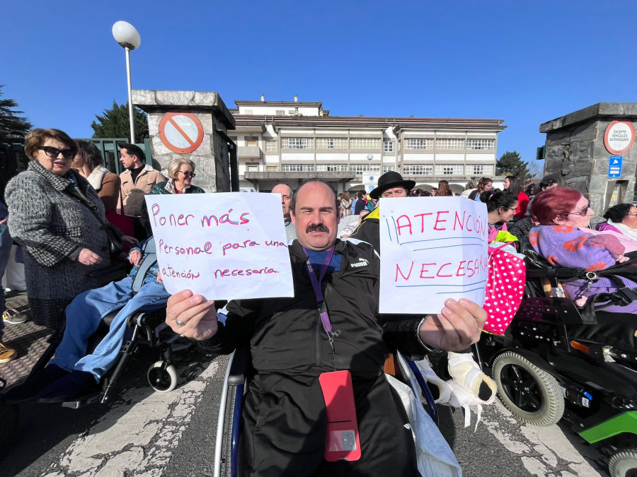 Más de un centenar de personas se manifiestan por la crítica situación del CAMF de Ferrol