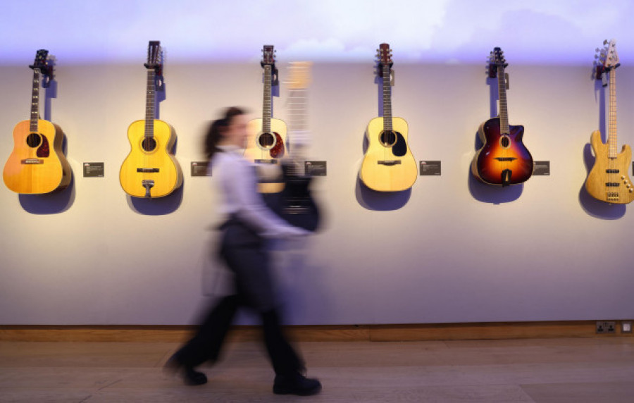 Una gran subasta de guitarras de Mark Knopfler alcanza más de 10 millones de euros