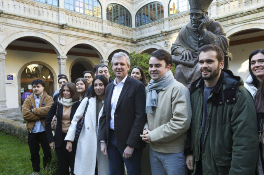 Rueda empieza su campaña con universitarios de la USC, a los que promete matrícula gratis
