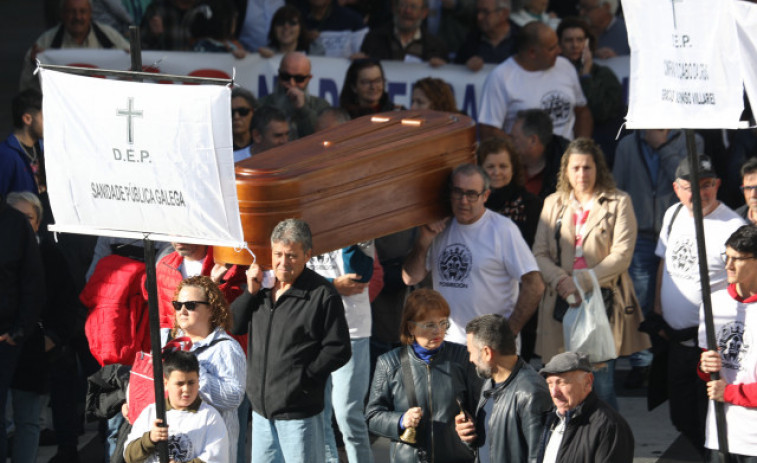 Miles de personas salen a la calle en Santiago para defender la sanidad pública