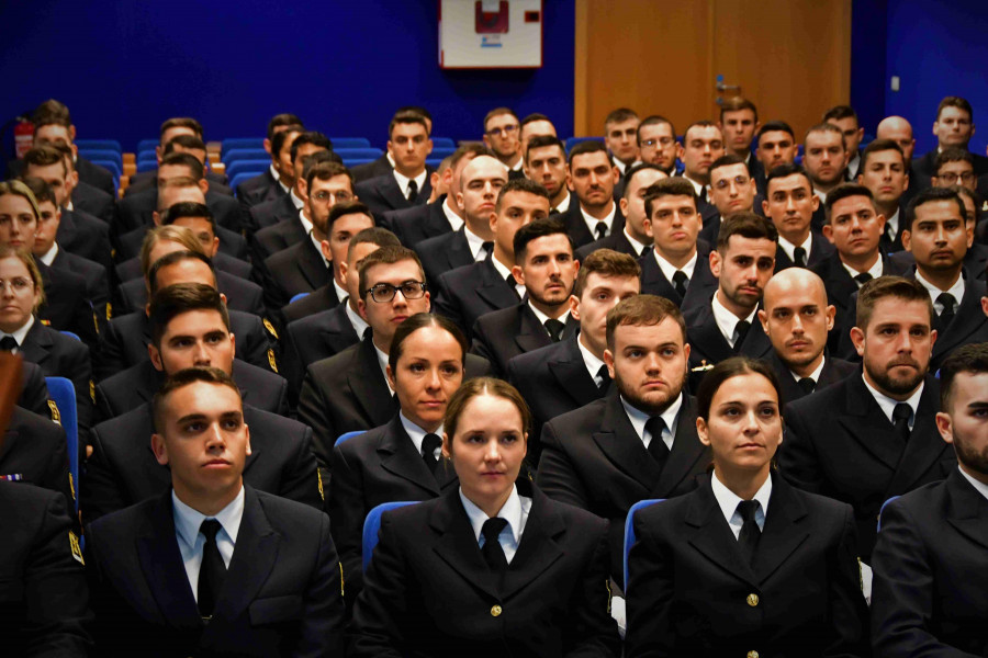 Despliegue informativo de la Armada en unidades móviles con personal de Ferrol