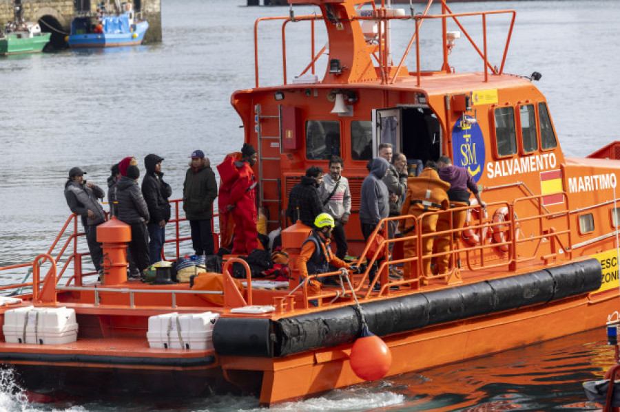 El pesquero 'María Reina Madre' de Burela se hunde en la costa vasca