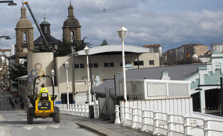 La instalación del ascensor de la plaza corta este jueves al tráfico un tramo de la calle de la Iglesia de Ferrol