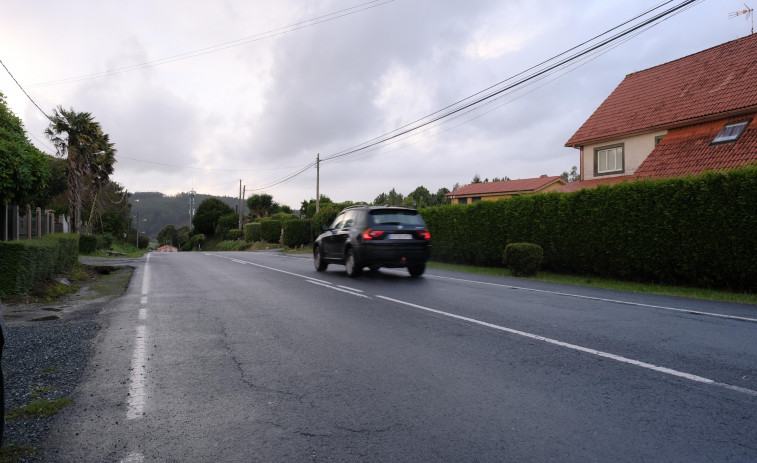 Los servicios sanitarios atienden a dos personas implicadas en un accidente vial en Pontedeume