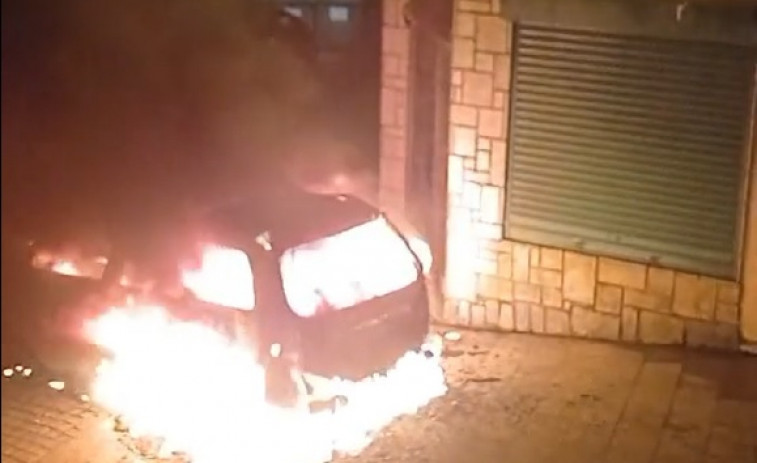 Movilizados los bomberos de As Pontes a causa de un coche en llamas en Pontedeume