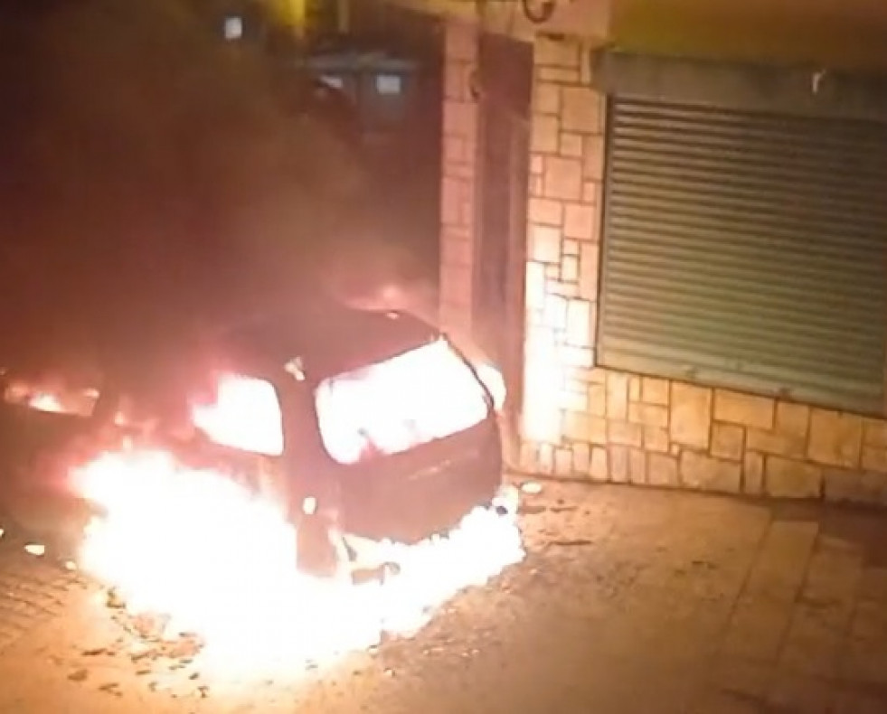Coche ardiendo pontedeume
