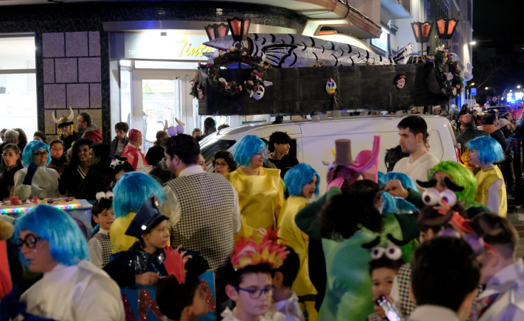 Un festivo entierro de la sardina despidió el carnaval en Ferrol, que todavía colea hoy en la comarca